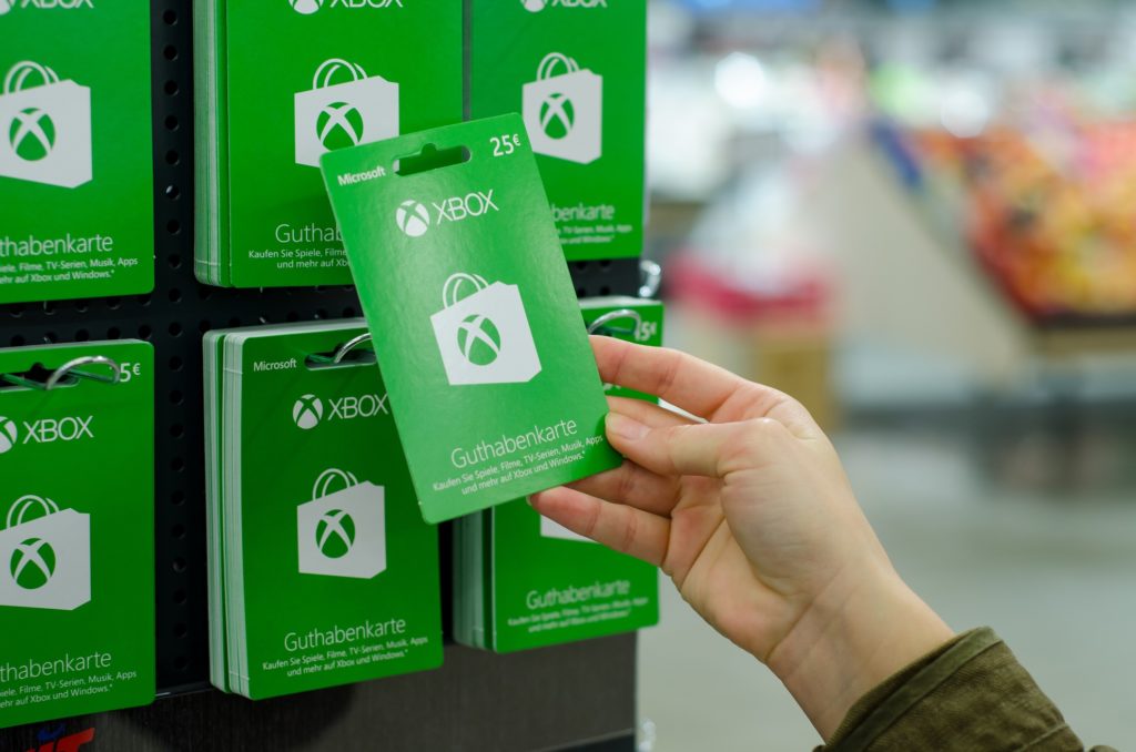 Dipendente Microsoft ruba carte regalo Xbox del valore di 10 milioni di  dollari, compra una proprietà sul lago e Tesla con loro -   News