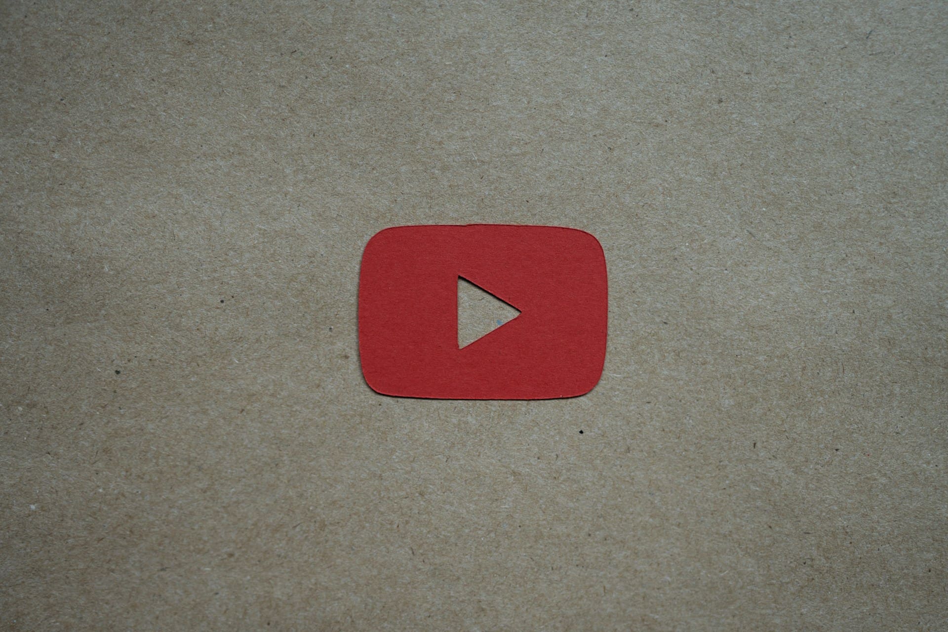 Logo di YouTube (Fonte: Kelly Sikkema, Unsplash)