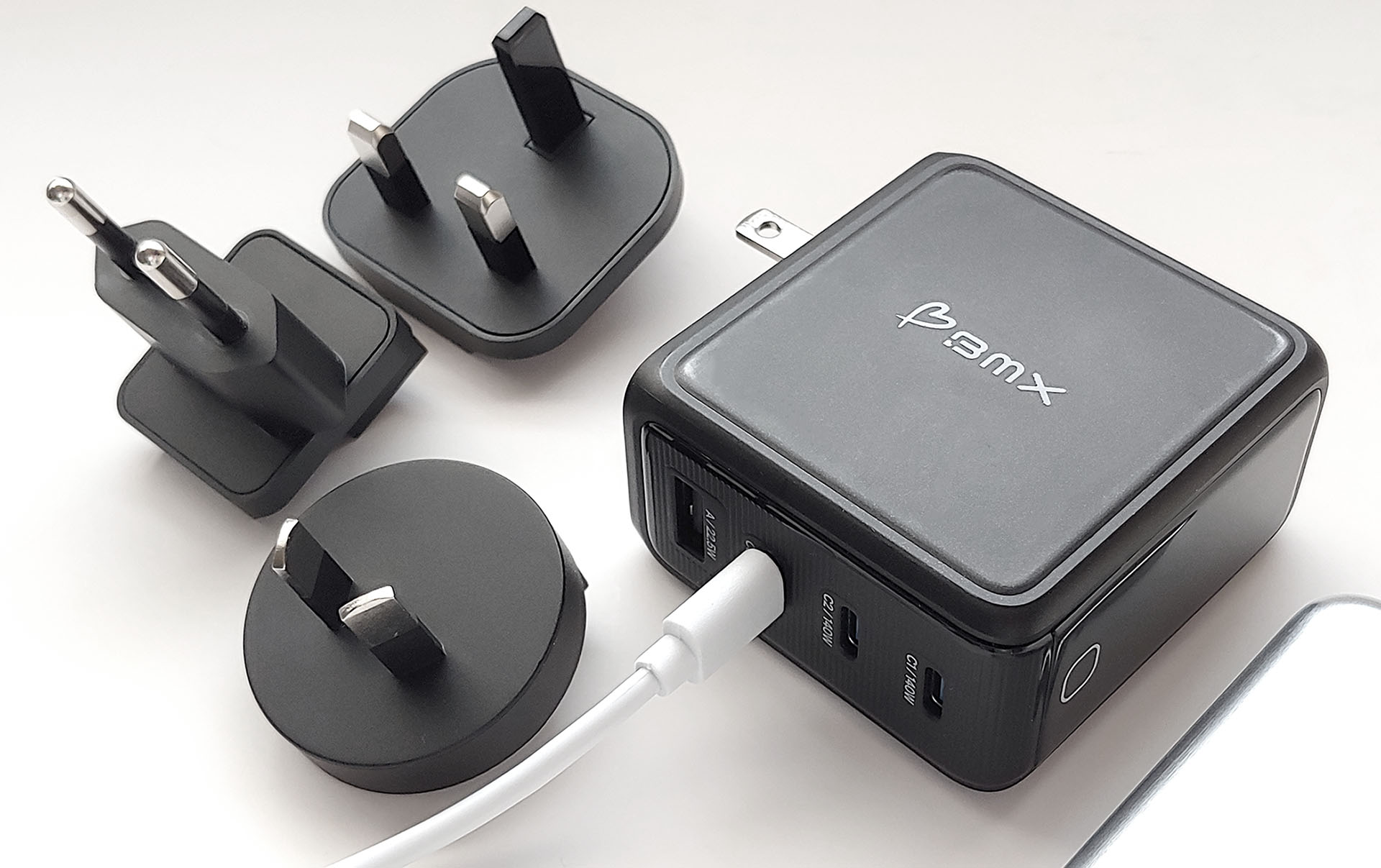 Caricabatterie BMX GaNSTA 140W USB con adattatori CA mondiali.