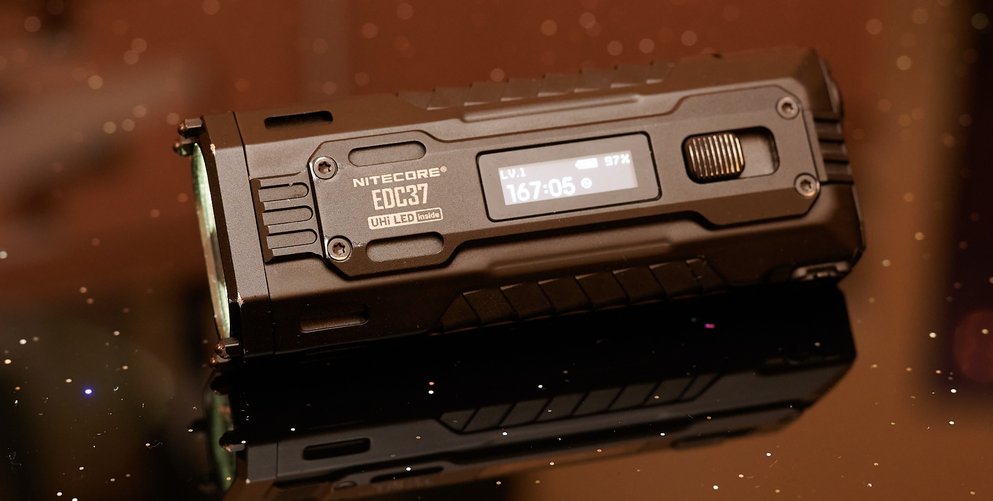 Nitecore EDC37 ha uno schermo OLED (Fonte: Andreas Sebayang/Notebookcheck)
