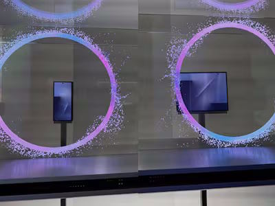 Il nuovo smartphone di Samsung piegato a sinistra e aperto a destra (Fonte immagine: Park Ji-min, Chosun.com)