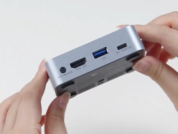 Il nuovo dock di Gulikit ha tre porte sul retro come il suo predecessore.