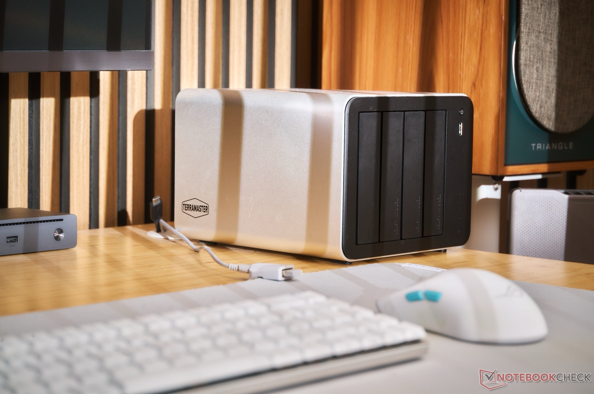 TerraMaster F4-425 Plus contiene quattro dischi rigidi e tre SSD M.2. (Fonte: Notebookcheck)