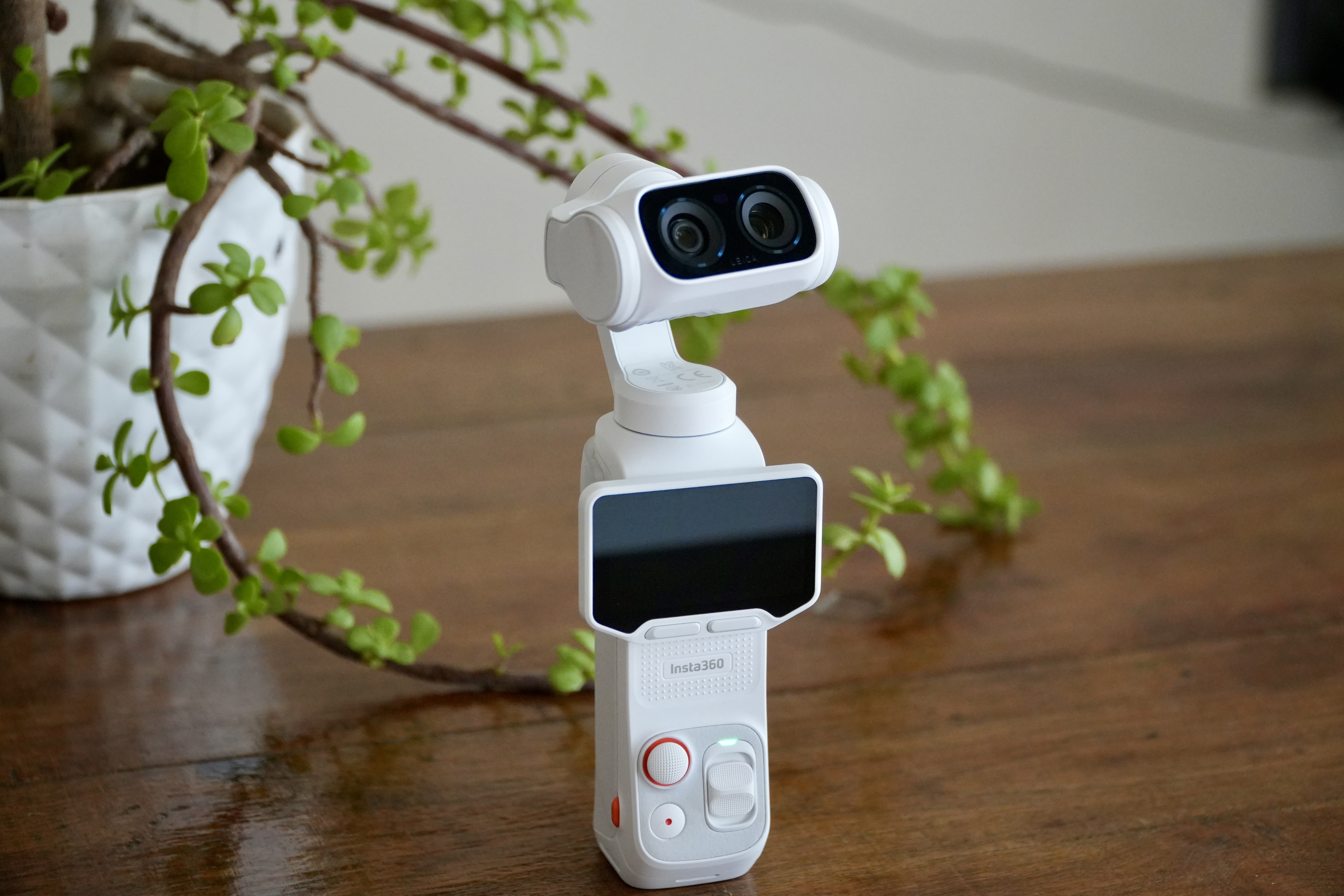 Insta360 Luna Ultra: la videocamera tascabile che prova a sostituire gimbal e mirrorless