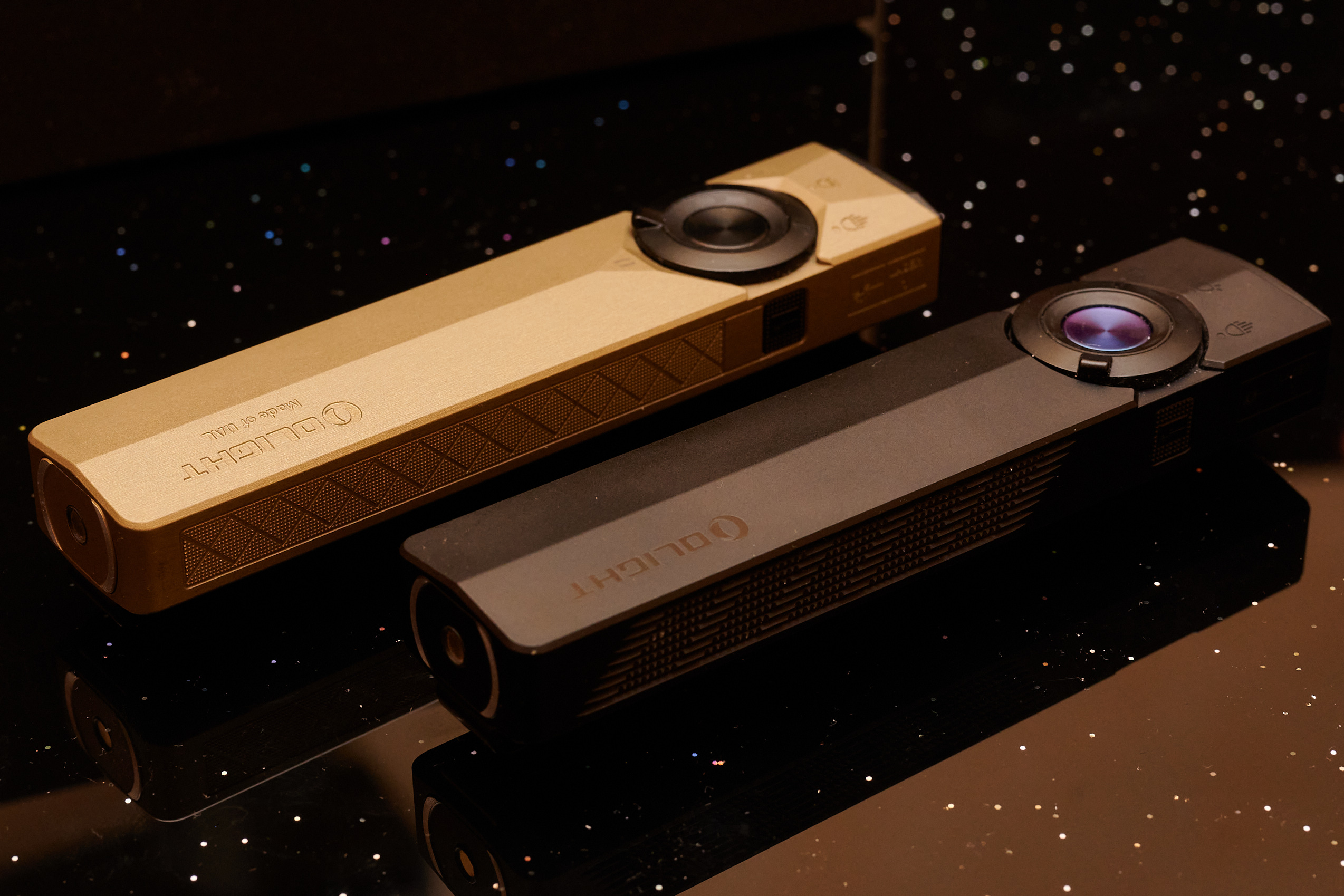 L&#039;Arkpro Ultra (in alto) e l&#039;Arkpro (in basso, nero) nel test. (Fonte: Andreas Sebayang/Notebookcheck.com)