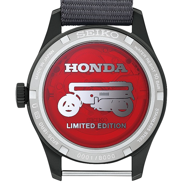 Vista posteriore del Seiko 5 Sports Field x Honda Motocompo Limited Edition, che mostra il fondello trasparente con la sagoma della Motocompo e il numero di serie inciso.