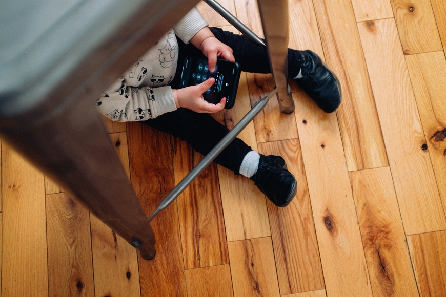 Trasformare il tempo dello schermo in tempo di apprendimento: 7 applicazioni educative che insegnano davvero, non solo intrattengono. Un bambino con un tablet in mano. (Fonte: charlesdeluvio - Unsplash)