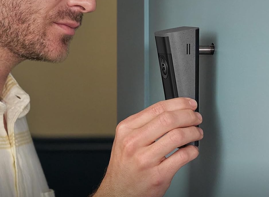 La Ring Peephole Camera 2K trasforma uno spioncino già presente nella porta in una telecamera di sicurezza intelligente senza necessità di forature