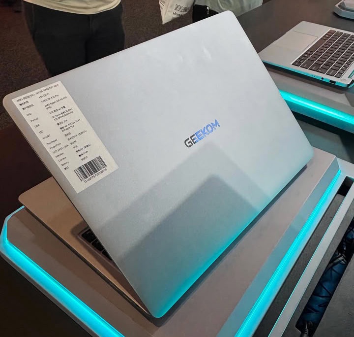 Il Geekom GeekBook X16 Pro è caratterizzato da una struttura di alta qualità in lega di magnesio.