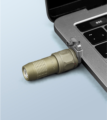 L'iUltra può essere collegato direttamente a un computer portatile per la ricarica (fonte: Olight)