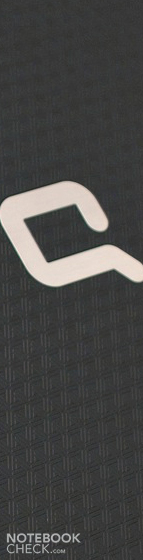 La texture prismatica ed il logo Compaq sulla cover dello schermo.