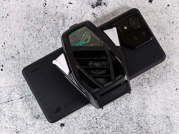 Il ROG Phone 9 Pro con l'AeroActive Cooler X Pro agganciabile