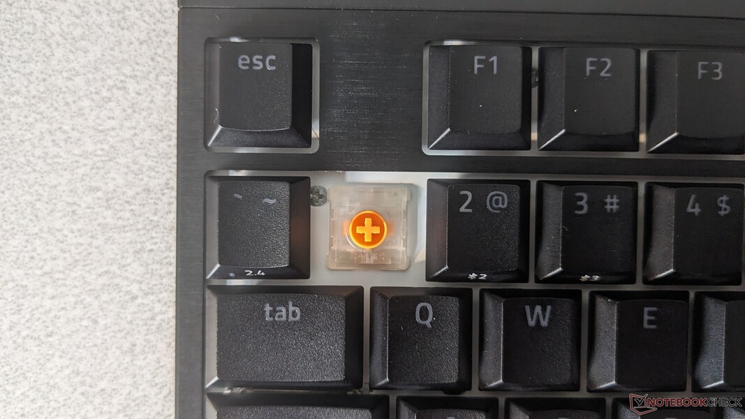Interruttori tattili arancioni a basso profilo in BlackWidow V4 HyperSpeed TKL