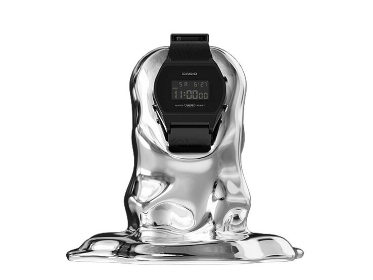 Orologio digitale Casio x GRAGG LW-204GRAGG-1BDF esposto su un supporto scultoreo argentato su sfondo bianco.