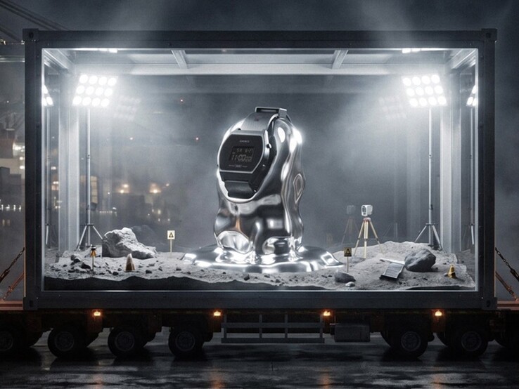 Il modello Casio x GRAGG LW-204GRAGG-1BDF è esposto sul suo supporto argentato all’interno di un’installazione in vetro con uno sfondo a tema lunare.