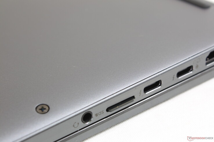 La scheda MicroSD si inserisce quasi a filo del bordo