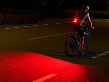 Il LED rosso dell’Olight Oclip 2 può essere impostato in modalità lampeggiante durante la guida in bicicletta.