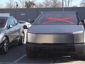 Un Cybertruck Tesla deturpato. La polizia in Colorado arresta un sospetto legato a molteplici attacchi al negozio Tesla (Fonte: CBS Colorado)