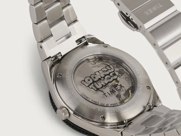 Vista posteriore del Timex Looney Tunes x M79 Automatic, con fondello a vista, movimento automatico visibile attraverso la finestra trasparente e marchio Looney Tunes tutt’intorno.