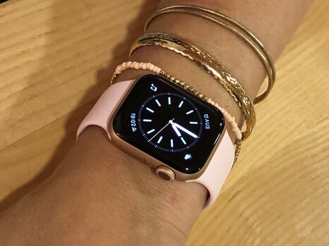 Apple Watch Series 5: 40 mm, telaio in acciaio inox, cinghia sportiva