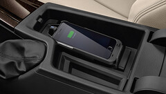 Secondo quanto riferito, il caricabatterie wireless della BMW friggerebbe il chip NFC dell&#039;iPhone 15 Pro. (Fonte: BMW Canada)