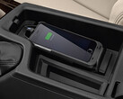 Secondo quanto riferito, il caricabatterie wireless della BMW friggerebbe il chip NFC dell'iPhone 15 Pro. (Fonte: BMW Canada)