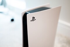 Avrai bisogno di più di un'altra batteria CR2032 quando sostituisci il CMOS di una PlayStation 5. (Fonte: Charles Sims)