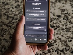 Una mano che regge uno smartphone con l’interfaccia di ChatGPT aperta