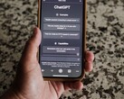 Una mano che regge uno smartphone con l’interfaccia di ChatGPT aperta