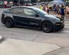 Un robotaxi Tesla senza conducente sulle strade di Austin. (Fonte: TerrapinTerpene/X)