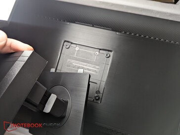 Il supporto si attacca al retro del monitor