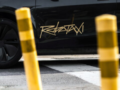 Il logo della piattaforma di ride-sharing Tesla Robotaxi sulla nuova Model Y. (Fonte immagine: @artsimage/X)