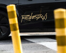 Il logo della piattaforma di ride-sharing Tesla Robotaxi sulla nuova Model Y. (Fonte immagine: @artsimage/X)