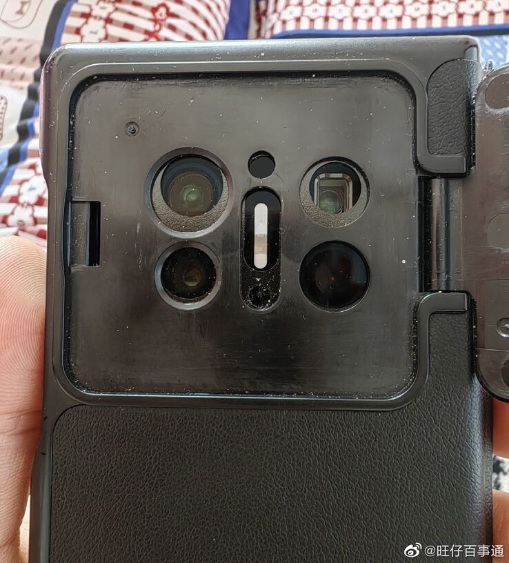 l'involucro ingegneristico di Huawei potrebbe ora nascondere l'aggiornamento della gobba della fotocamera del "Mate X3". (Fonte: Wangzai Knows Everything via Weibo)