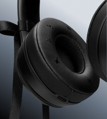 Il cuscinetto auricolare impreziosito presenta simboli ispirati a Jennie.