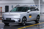 Il primo robotaxi Xpeng GX prodotto in serie esce dalla linea di produzione