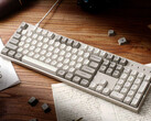 Keychron C2 Pro 8K su una scrivania circondata da documenti e libri
