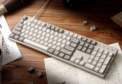 Keychron C2 Pro 8K su una scrivania circondata da documenti e libri