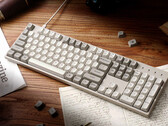 Keychron C2 Pro 8K su una scrivania circondata da documenti e libri