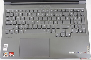 Layout QWERTY con tastierino numerico integrato. La retroilluminazione RGB per ogni tasto illumina tutti i simboli, compresi quelli secondari più piccoli