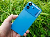 Il Nothing Phone (4b) presenta un corpo in policarbonato e un grado di protezione IP64.