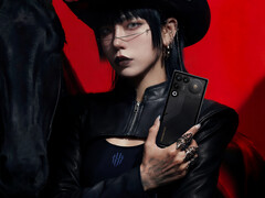 Il prossimo telefono da gioco sarà dotato di una batteria da 7.000 mAh. Nella foto: un'immagine promozionale con una donna che tiene in mano l'11 Air. (Fonte: RedMagic)