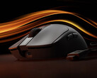 Il Gaming Mouse 2 costa circa 31 dollari in Cina. Nella foto: il mouse wireless insieme al suo dongle.