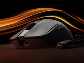Il Gaming Mouse 2 costa circa 31 dollari in Cina. Nella foto: il mouse wireless insieme al suo dongle.