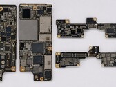 La presunta scheda madre dell’iPhone Ultra pieghevole; immagine probabilmente modificata dall’intelligenza artificiale