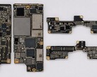 La presunta scheda madre dell’iPhone Ultra pieghevole; immagine probabilmente modificata dall’intelligenza artificiale