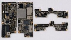 La presunta scheda madre dell’iPhone Ultra pieghevole; immagine probabilmente modificata dall’intelligenza artificiale