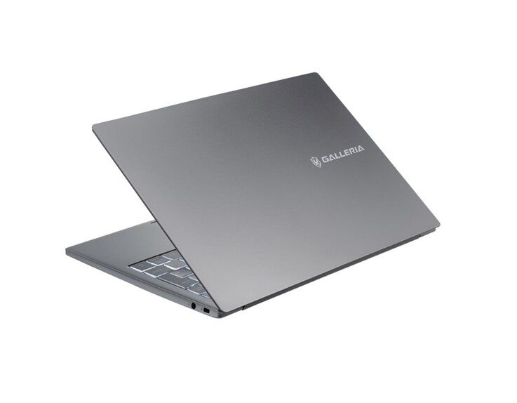 Il laptop presenta una colorazione argento e un design minimalista.