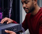 Una persona che posiziona un rack per server Lenovo al suo posto.