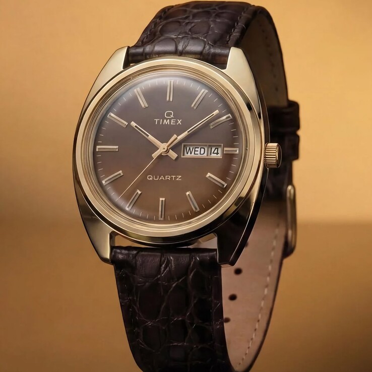 Riedizione del Timex Q 1976 Day and Date con quadrante marrone fumé sfumato, indici color oro e cinturino in pelle marrone scuro con stampa coccodrillo.